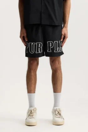 Bañador con contorno del logotipo en pantalones cortos