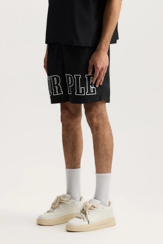 Bañador con contorno del logotipo en pantalones cortos
