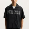 Camisas con contorno del logotipo