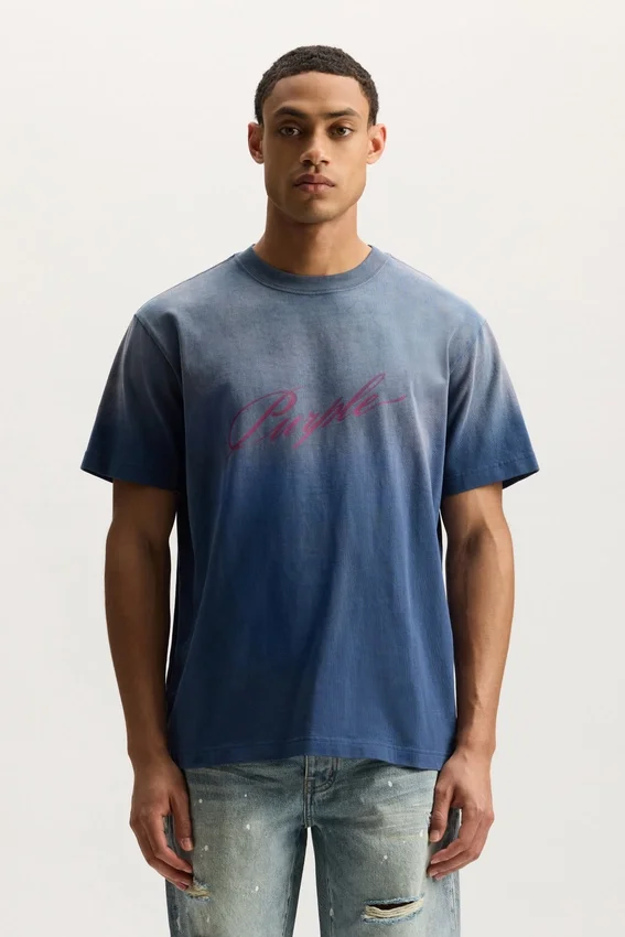Camiseta con letra inclinada