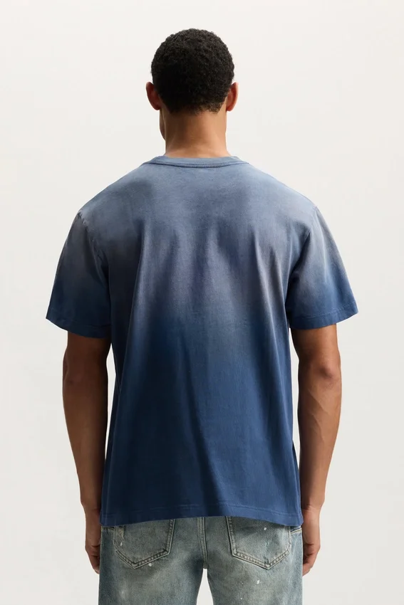 Camiseta con letra inclinada
