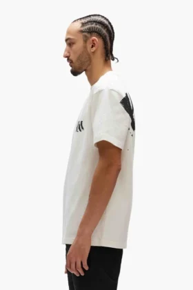 Camiseta con logotipo pintado