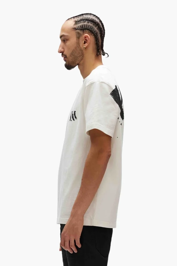 Camiseta con logotipo pintado
