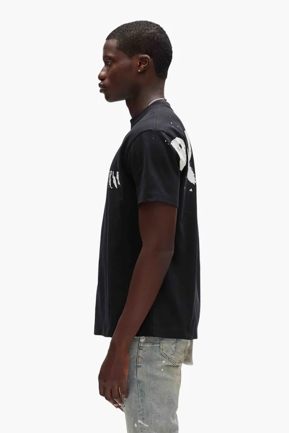 Camiseta con logotipo pintado
