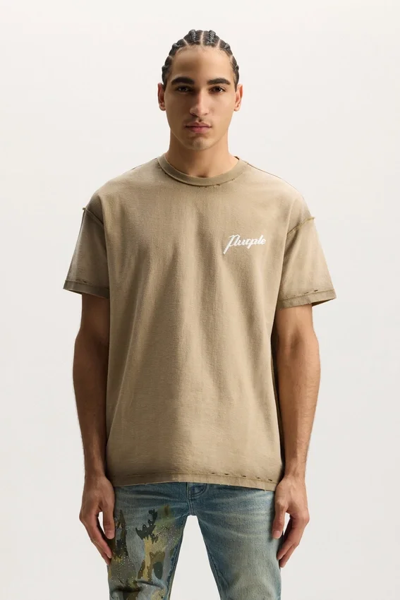 Camiseta con texto «Working Script»