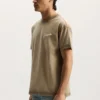 Camiseta con texto «Working Script»
