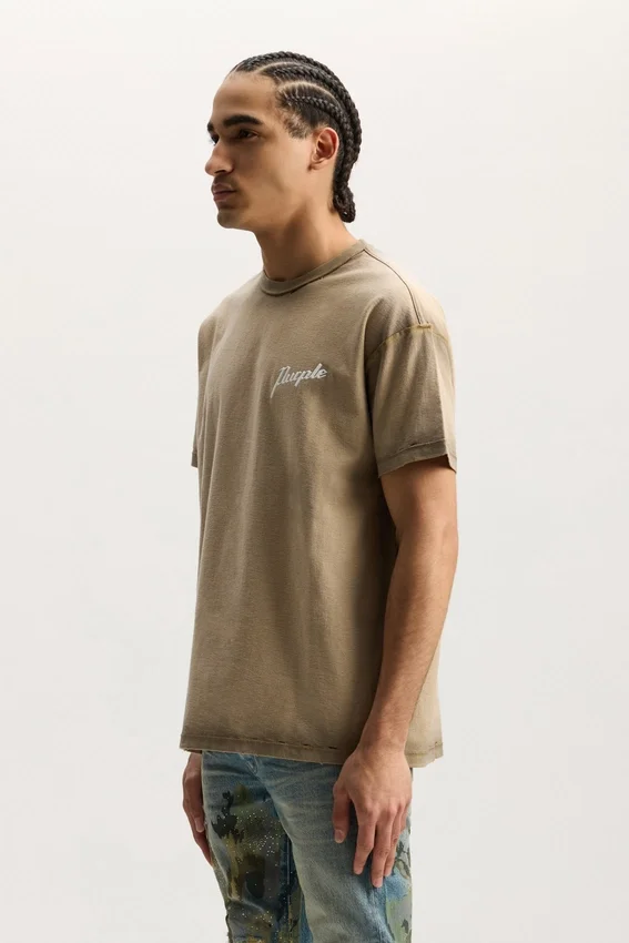 Camiseta con texto «Working Script»
