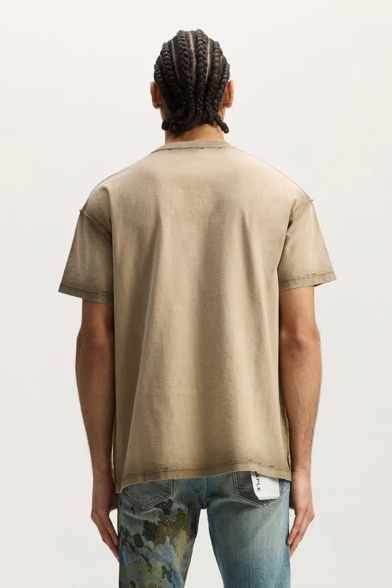 Camiseta con texto «Working Script»