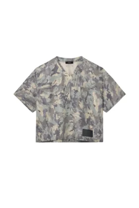Camiseta de cuero con estampado de camuflaje pintado