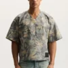 Camiseta de cuero con estampado de camuflaje pintado