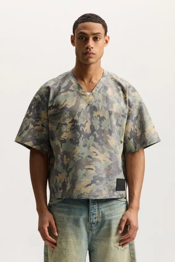 Camiseta de cuero con estampado de camuflaje pintado