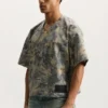 Camiseta de cuero con estampado de camuflaje pintado