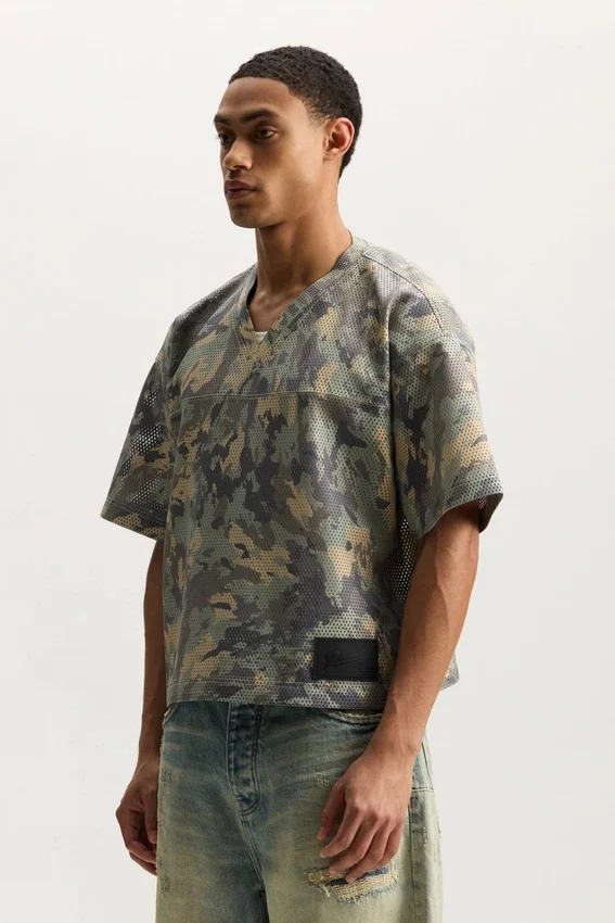 Camiseta de cuero con estampado de camuflaje pintado
