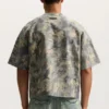 Camiseta de cuero con estampado de camuflaje pintado