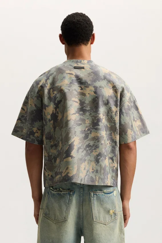 Camiseta de cuero con estampado de camuflaje pintado