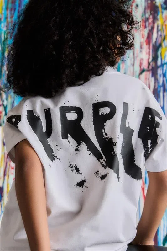 Camiseta infantil con logotipo pintado