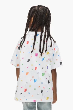 Camiseta infantil con monograma pintado