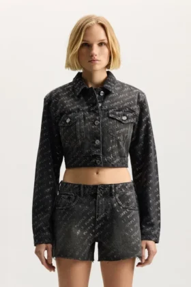 Chaqueta con logotipo brillante