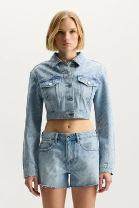 Chaqueta corta con logotipo brillante