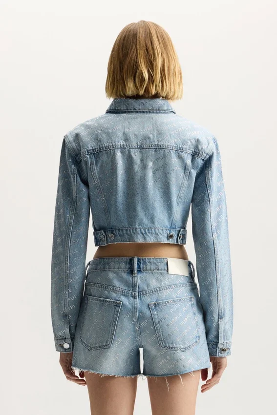 Chaqueta corta con logotipo brillante