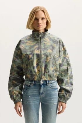Chaqueta de cuero con estampado de camuflaje pintado