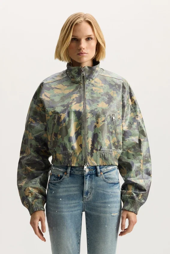 Chaqueta de cuero con estampado de camuflaje pintado