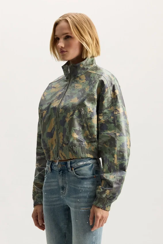 Chaqueta de cuero con estampado de camuflaje pintado