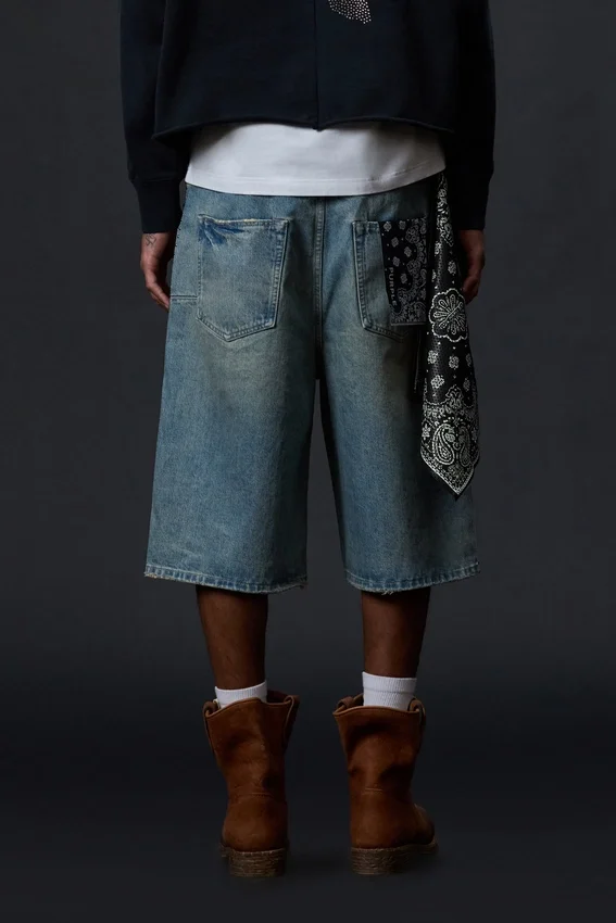 P070 Pantalones cortos con adornos