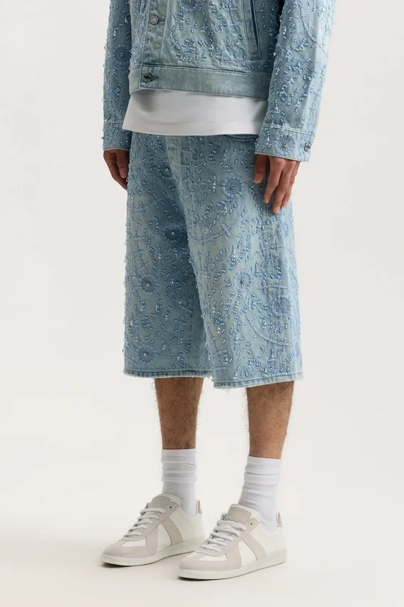 P070 Pantalones cortos con adornos