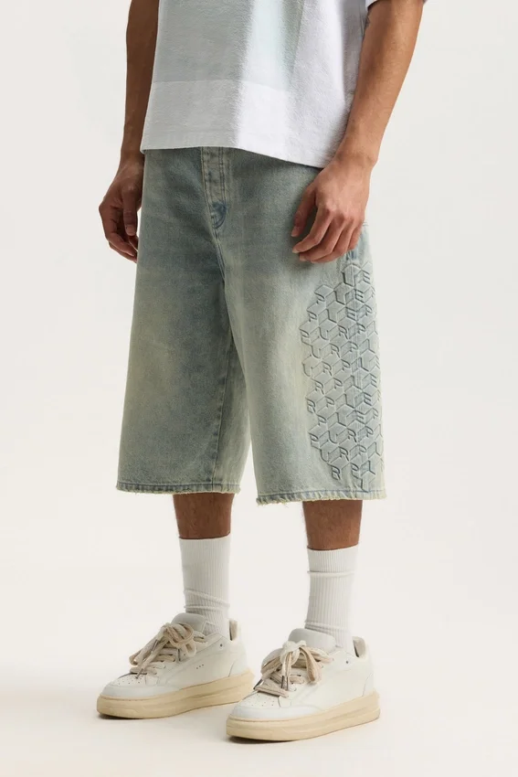 P070 Pantalones cortos con monograma en relieve
