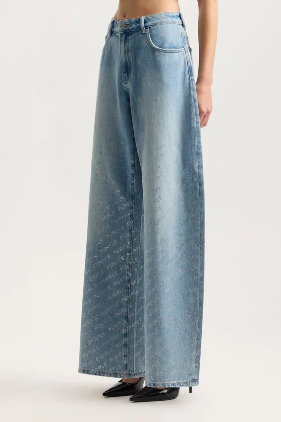 Pantalón holgado con logotipo brillante