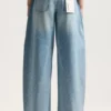 Pantalón holgado con logotipo brillante