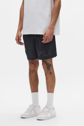 Pantalones cortos con cristales por todas partes