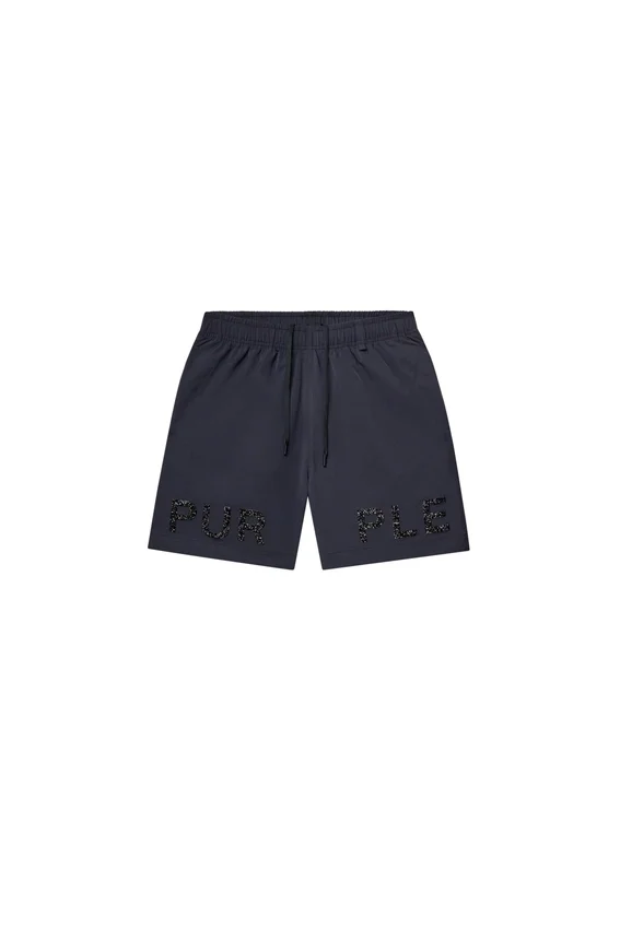 Pantalones cortos con cristales por todas partes