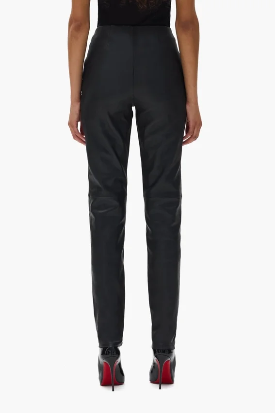 Pantalones de cuero con cremallera en V