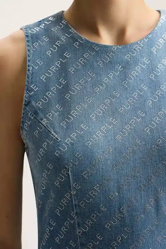 Vestido con logotipo brillante